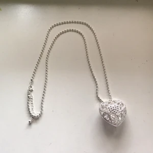  - Oanvänt halsband från glitter. Frakt ingår inte.🙂 