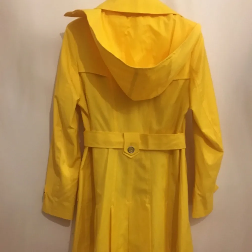 Helt ny Via Spiga trench coat. Köpte från US för 399.99$. Brand designer coat. Bara provat en gång. Passar mer storlek M. . Jackor.