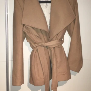  - Säljer min älskade kappa! Det svarta som syns på bilderna är endast ludd. Tas självklart bort innan köp. Den är väldigt varm, men används framförallt till höst/våren :) 