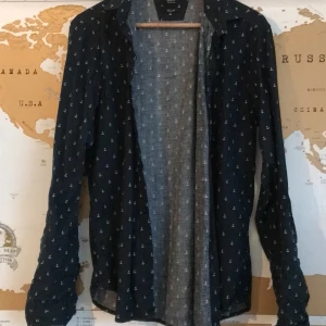 Marinskjorta - Mönstrad skjorta som är sparsamt använd. 