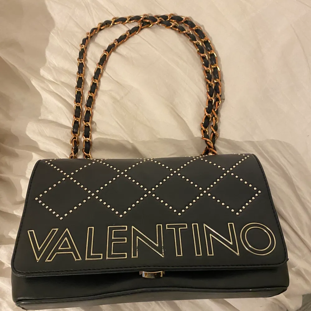 Säljer denna väska från Valentino. Äkta. I ett bra skick! Frakt tillkommer! 💜 . Väskor.