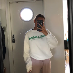 Vit collagetröja - Säljer en super snygg och mysig(ser materialet på bild 3) collage tröja från Gina Tricot💘endast använd 2-3 ggr så man ser inga defekter. Stlk xs men overzised så passar även s och ksk M. Högsta bud 350, budgivning slutar på tis