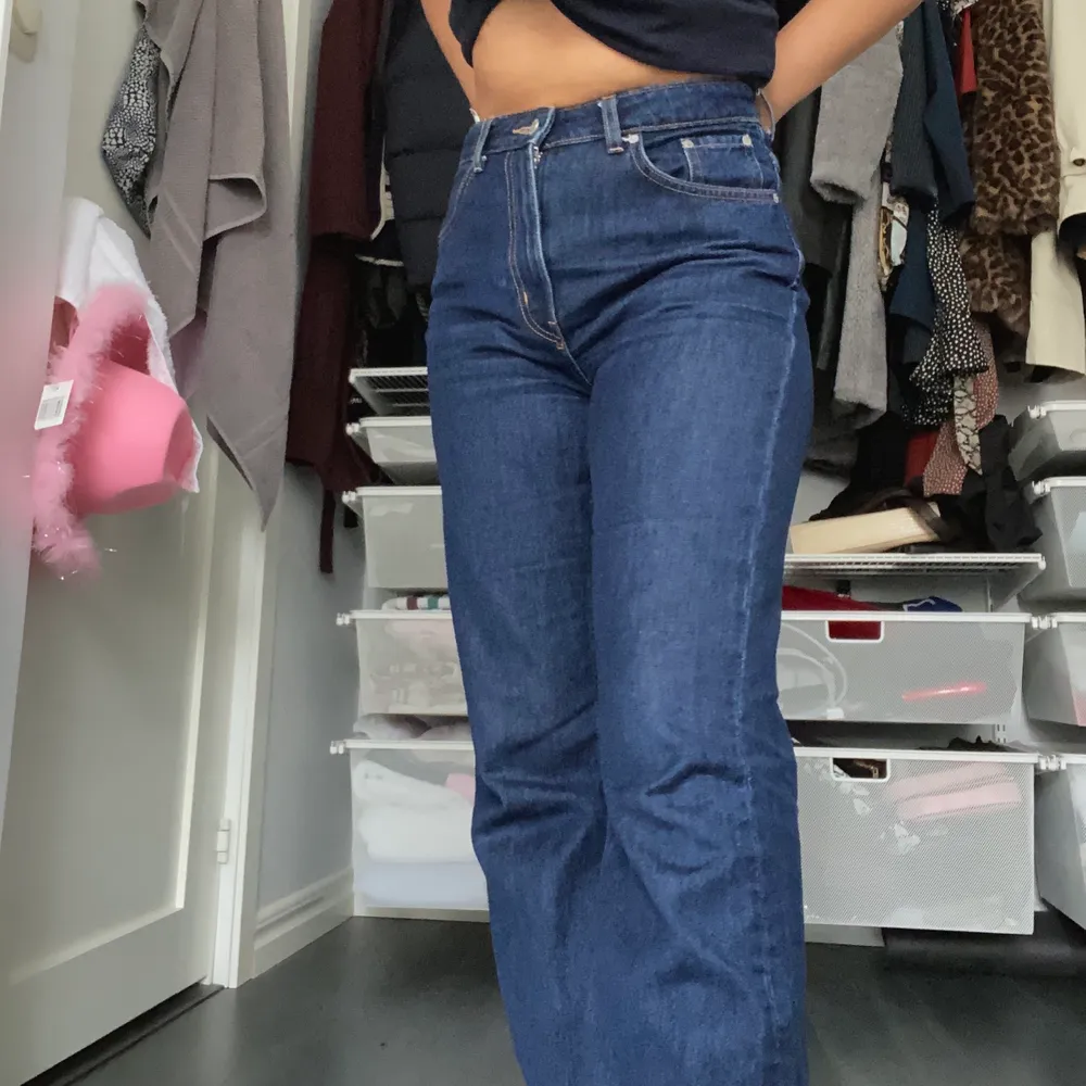 Ett par skitsnygga jeans från weekday! I modellen voyage, mörkblåa🤗 storlek 28/30, raka i benen. Jag är 168cm och de sitter helt perfekta på mig! Frakt 63kr💕 . Jeans & Byxor.