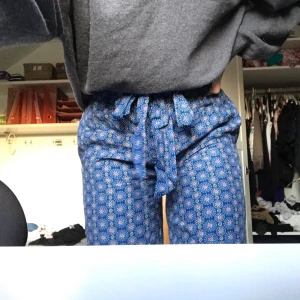 Byxor - Ett par jättefina byxor men tyvärr för korta på benen för mig. Flexibla i midjan, Frakt ingår!