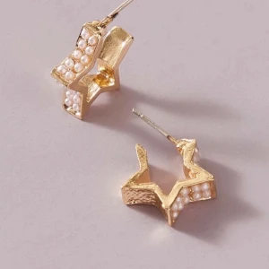 Örhängen stjärnor med pärlor  - Superfina stjärnformade örhängen med små pärlor på🤗💕 helt nya och helt oanvända, skriv privat för fler bilder. Säljer för 25kr + frakt 💖