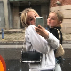 Axelväska - Alexväska i läderimitation i nyskick. Endast använd fåtal gånger. Går att justera kedjans längd. Nypris:450kr Mitt pris: 130kr+frakt💕 (står ej för postens slarv)