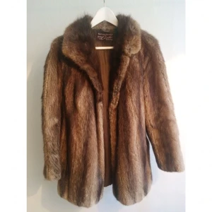  - Äkta pälsjacka. Behöver nya knappar, annars i fint skick! 
Kan tänka mig att sänka priset vid en snabb affär.