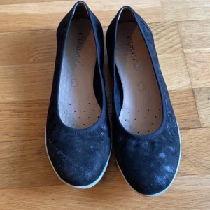 Ballerina sko - Svarta  ballerina skor i skinn storlek 39.  Använda vid två tillfällen. Skickas inte, hämtas i Malmö.