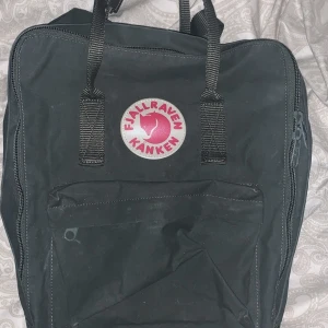 Kånken ryggsäck  - Bara använd 2 gånger för att det inte riktigt är min stil :) den är äkta och är den vanliga storleken