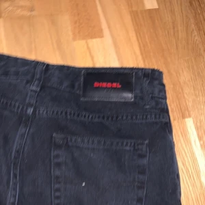 Raka jeans  - Säljer nu Diesel jeans som jag själv gjort slitsar på nere vid foten, skriv för fler bilder.