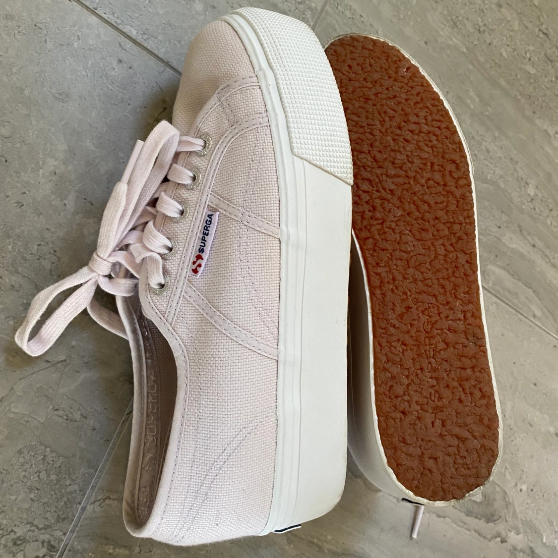 Ljusrosa skor från Superga 
