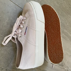 Ljusrosa skor från Superga  - Köpta på Plick helt sprillans nya, själv testat de en gång därmed som nyskick. En aning stora i storleken därav säljer jag de :) Nypris 799kr. Köpare står för frakt