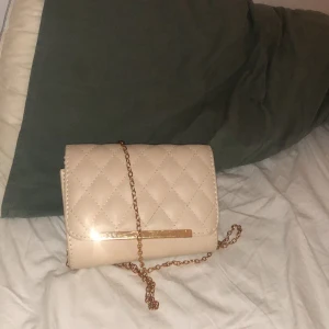 Väska  - Säljer min lilla väska. Den är i nyskick och knappt använd.