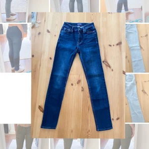 Mörkblåa högmidjade tajta jeans från crocker - Super bra skick, stretchiga men inte super mycket och kan mötas upp i Stockholm eller frakta men köparen står för frakten isf☺️💕