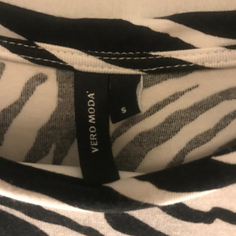 Zebra mönster på hela tröjan . T-shirts.