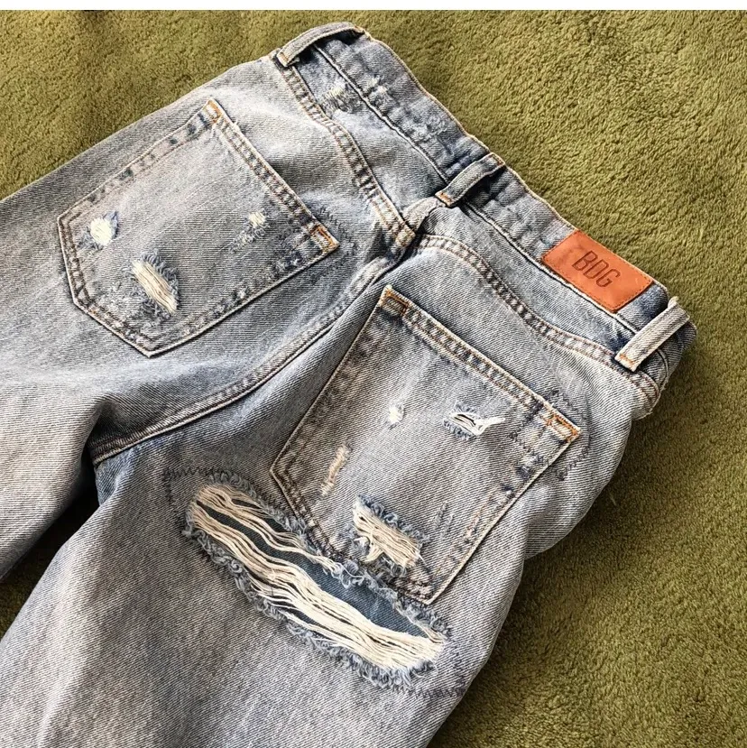 Säljer dessa jättesnygga jeansen från Urban Outfitters. Tyvärr är dom alldeles för små för mig men önska som passade då dom är långa i benen liksom lite pösigare modell. Supersnygga! Frakt betalar köparen. Jeans & Byxor.