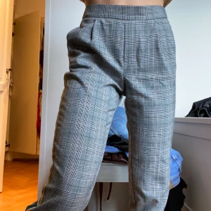 Byxor från zara - Grå, rutigt mönstrade med sträck på sidan i tre olika färger gul, vit och grön, superskönt material och mjuka. Byxorna är i bra skick, säljer pga dålig användning senaste tiden