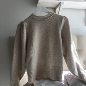 Stickad tröja  - Super fin och använd bara 1 gång 