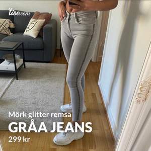 Gråa jeans med glitter linje längs benen. Jeansen är från zara och använda några ggr. Storlek 36