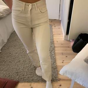 Säljer dessa beiga snygga jeans från H&M. De är lite för stora för mig därför finns det två knappar men ingen som sysn när dem är knäppta!