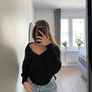 Gina tricot  - Stickad tröja med V-ring