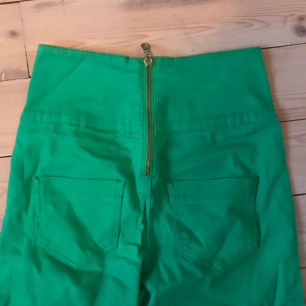 Gröna högmidjade skinnyjeans, bra skick. Köparen står för eventuell frakt. 🌸. Jeans & Byxor.