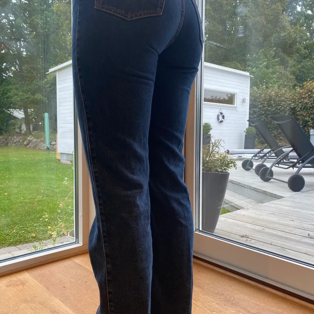 Säljer dessa skit snygga weekday byxorna i modellen ”ROWE” som tyvärr inte kommer till användning då dem är för korta för mig som är 174 cm lång. W 26 L 30 . Jeans & Byxor.