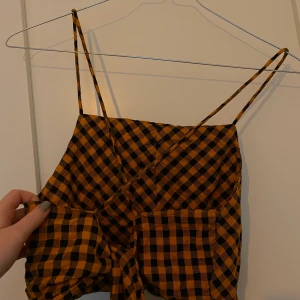 Finaste toppen från zara! - Säljer eftersom att den tyvärr är för liten för mig. Korsad snörning i ryggen med knytning. Aldrig använd så i nyskick!💕