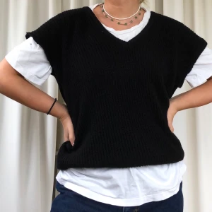 Stickad väst - Stickad tröja man kan ha som väst över skjorta eller T-shirt. Superskön och i fin kvalité💘