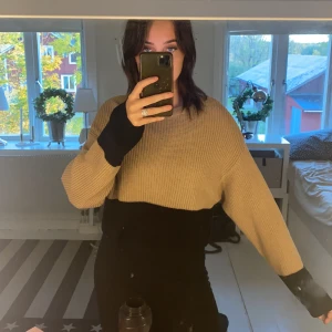 Stickad croppad tröja! - 150kr❤️ står ej storlek men tippar på S/36🙌🏽