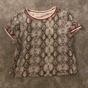 Ormskinn t-shirt - Säljer denna tröjan nu för att jag inte använt den på länge! Väldigt fin å formar snyggt! Gott skick!