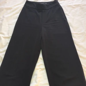 BikBok kostymbyxor - Svarta kostymbyxor från BikBok i storlek 34 (passar både S och XS). Använda men är i ganska nytt skick, inga skador eller fläckar. Kan hämtas på Alnö men kan även skickas, köparen står för frakt. Rök och djurfritt hem👍🏻