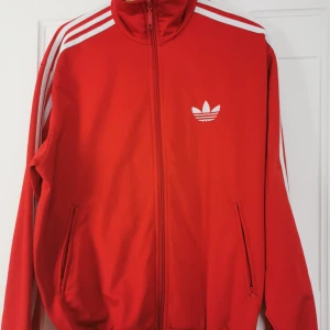 Adidas track suit  - Knappt använd. För stor för mig då detta är M och jag använder XS el S. 