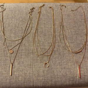Guld halsband - Säljer 3 superfina guldhalsband med 3 enkla kedjor på varje. Knappt använda och priset kan diskuteras beroende på hur många halsband du är intresserad av🥰 Säljer även 2 av dessa i silver. ENDAST HALSBANDET TILL HÖGER ÄR KVAR