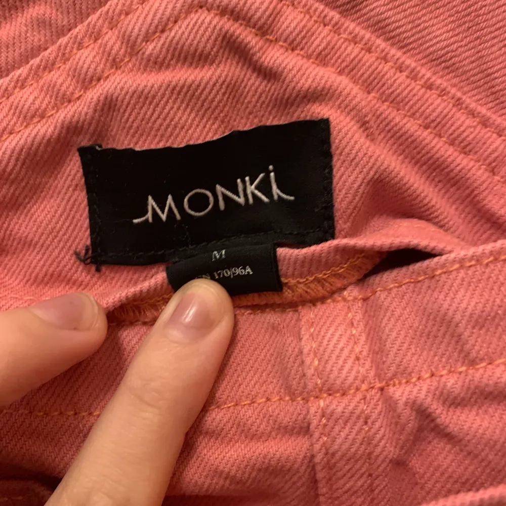 En riktigt fin och älskad hängselklänning från Monki. Varan är i bra begagnat skick och är i storlek M/Medium.. Klänningar.