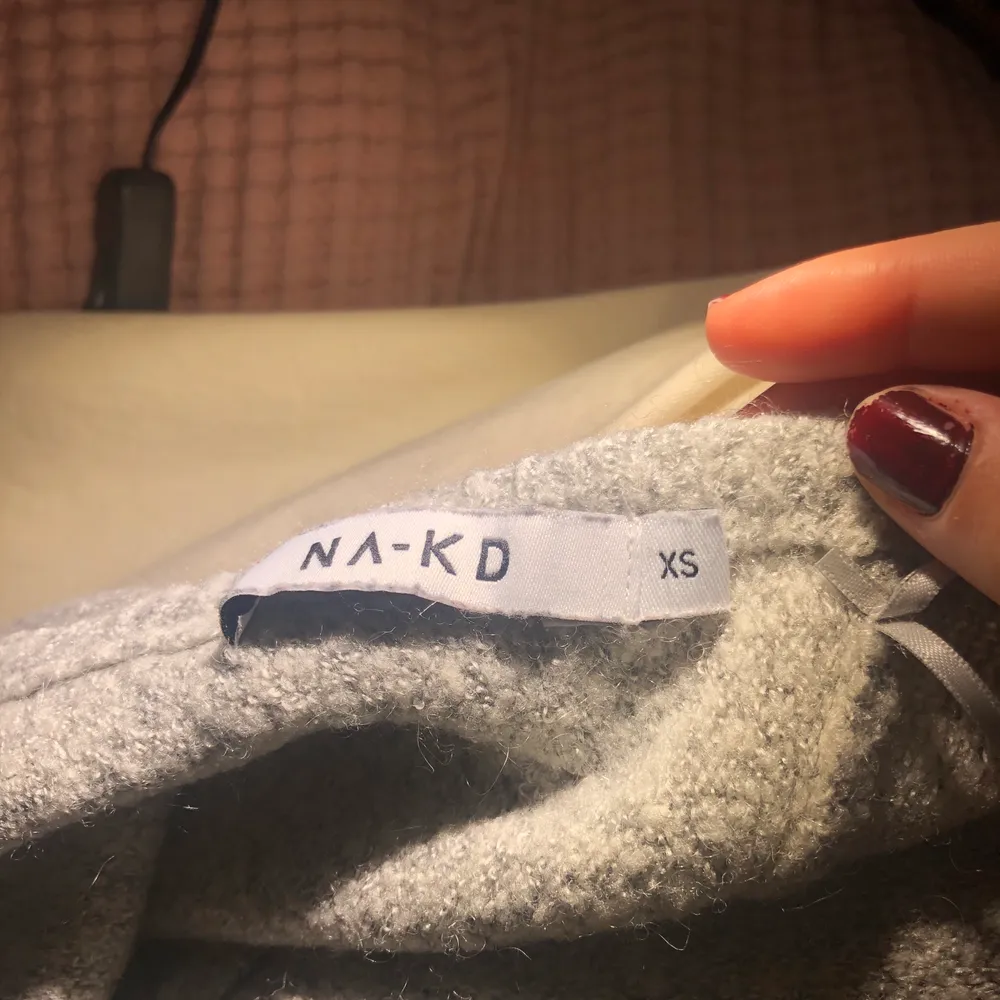 En superfin grå stickad tröja med öppen rygg perfekt för hösten från NA-KD🦋 storlek XS men passar på S också💖. Stickat.