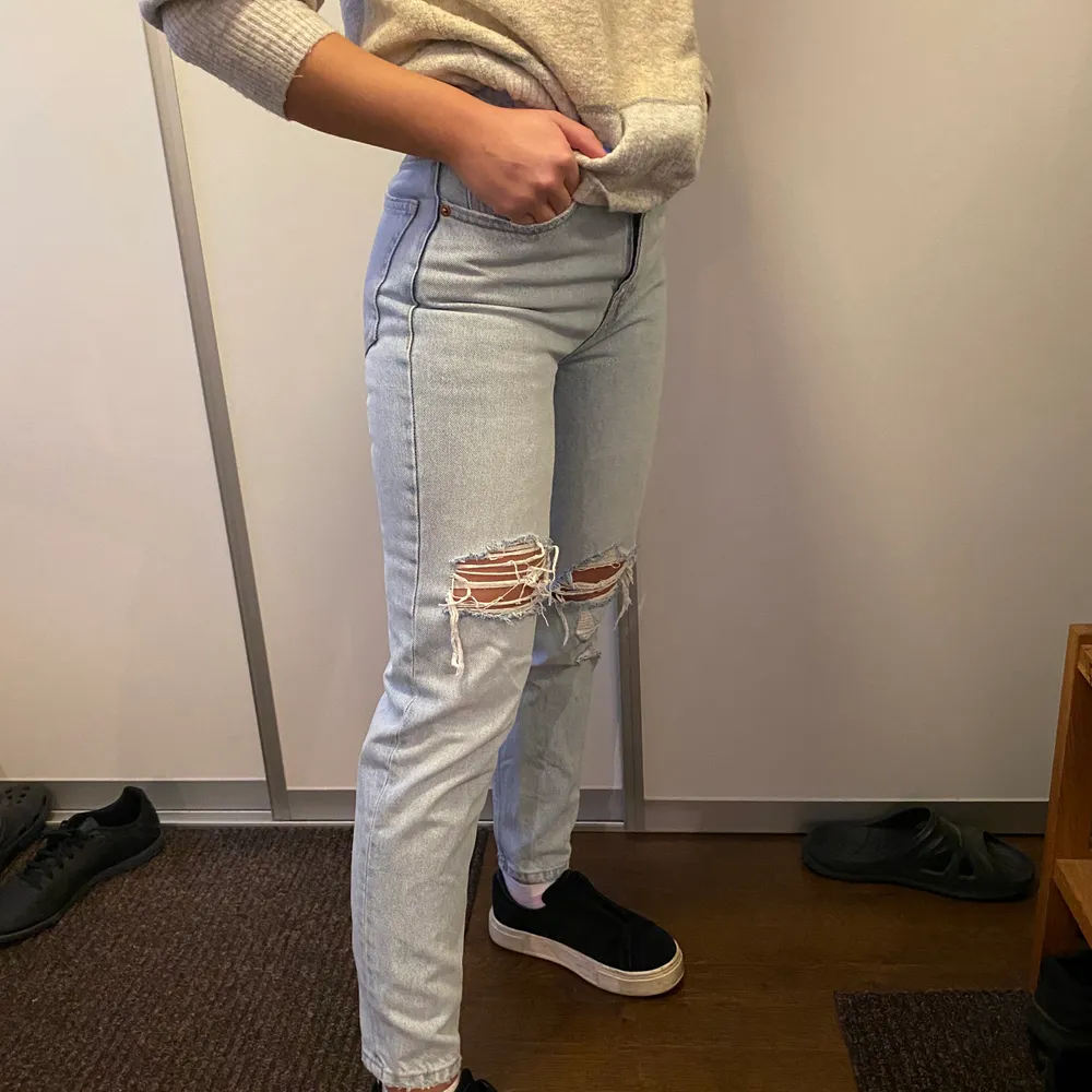 Jätte snygga jeans från zara st 34 använda en gång. Jeans & Byxor.