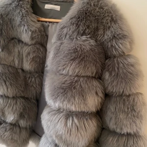 Borninstockholm  - Väldigt bra skick. Storlek xs, använt 2/3 ggr. Nypris:1500, fake päls.