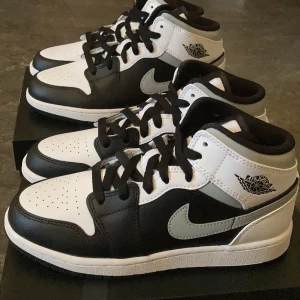 Nike Jordan 1 Mid Shadow - Säljer dessa jordan 1 mids Shadow. Storlek 38 & 36,5. Helt nya köpta från JD Sports. 1900kr styck, finns att hämta i Huddinge eller +95 kr spårbar frakt