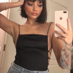 Body från motel rocks - En body med öppen rygg från motel rocks köpt för 420kr plus 100kr frakt. Vill egentligen inte sälja men behöver rensa garderoben, den är använd Max tre gånger! 