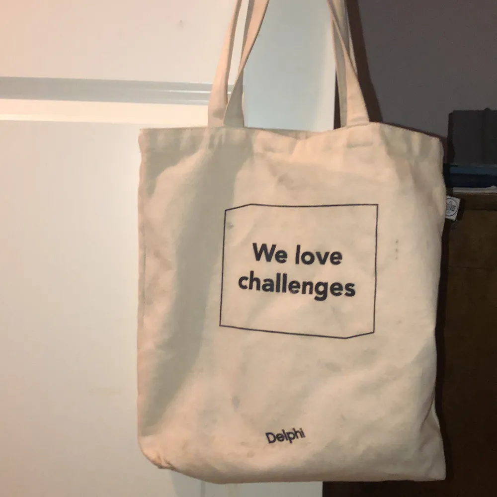 Tygpåse med 100 % återvunnen bomull. ”We love challenges”.. Väskor.