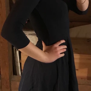 Mörkblå Klänning  - En superfin mörkblå klänning från H&M i storlek S. Sällan använd och i bra skick. 