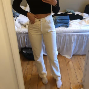 Slutsålda jeans - Slutsålda jeans ifrån Dua lipas kollektion. Säljes då dom tvärr inte kommer till användning alls. Har använt dom en gång på bild aldrig annars. Säljer även dessa i blåa. Storlek 26/34 och jag är ca 175❤️❤️❤️ Budgivning i kommentarerna. 