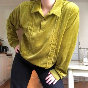  - Supremetröja i velour. Suuuuuuperfin men kommer inte till användning. Kan leta fram kvittot om det behövs intyga att den är äkta! Mycket mer ljusgrön än den ser ut som på sista bilden. 