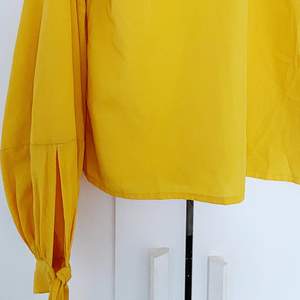 Jättefin gul blus i storlek 34! Enkel, snygg och passar till många outfits. Går att knyta i ärmarna