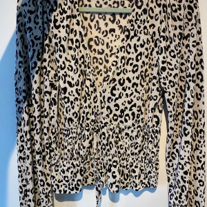 v ringad festtopp från zara - v ringad topp från zara, sitter som på bild 3 i fram. strl M