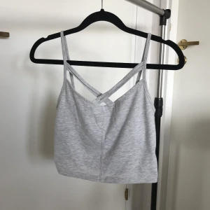 Croptop i storlek S - En croptop från Gina tricot, varsamt använd. 