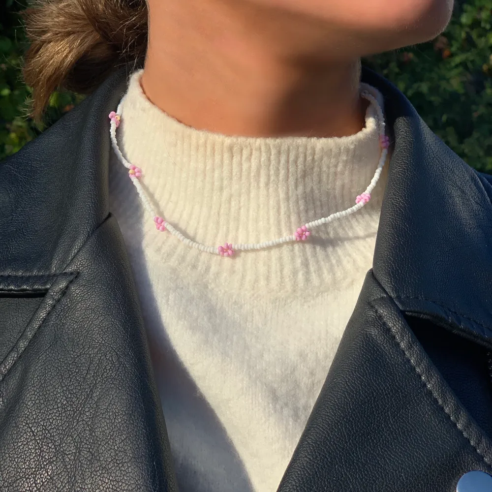 Här har ni vårt pärlhalsband i flera olika färgerkombinationer för att tillfredsställa så många köpare som möjligt! 10% av vinsten går till bröstcancerfonden💞💗💗. Accessoarer.