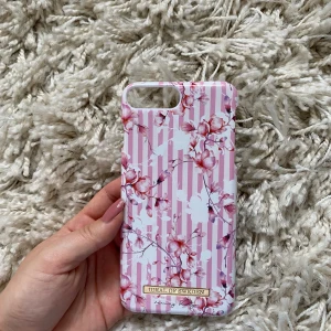 Ideal of sweden skal - Fint skick säljer då jag har ny telefon. Skalen är köpt till en 8+ så de passar även 6+ och 7+