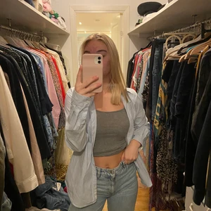 Vit/blå randig skjorta - Säljer min fina skjorta från H&m i blått/vitt randigt mönster i Strl S. Använd några gånger till stranden i somras. Säljer för 70kr, köparen står för frakten, möts annars upp i Sthlm ❤️